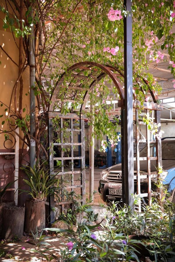 Y.O Inn Kon Tum  Exterior foto